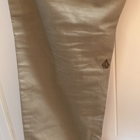 Men’s Volcom size 36 true to this khakis color - Picture 4 of 4